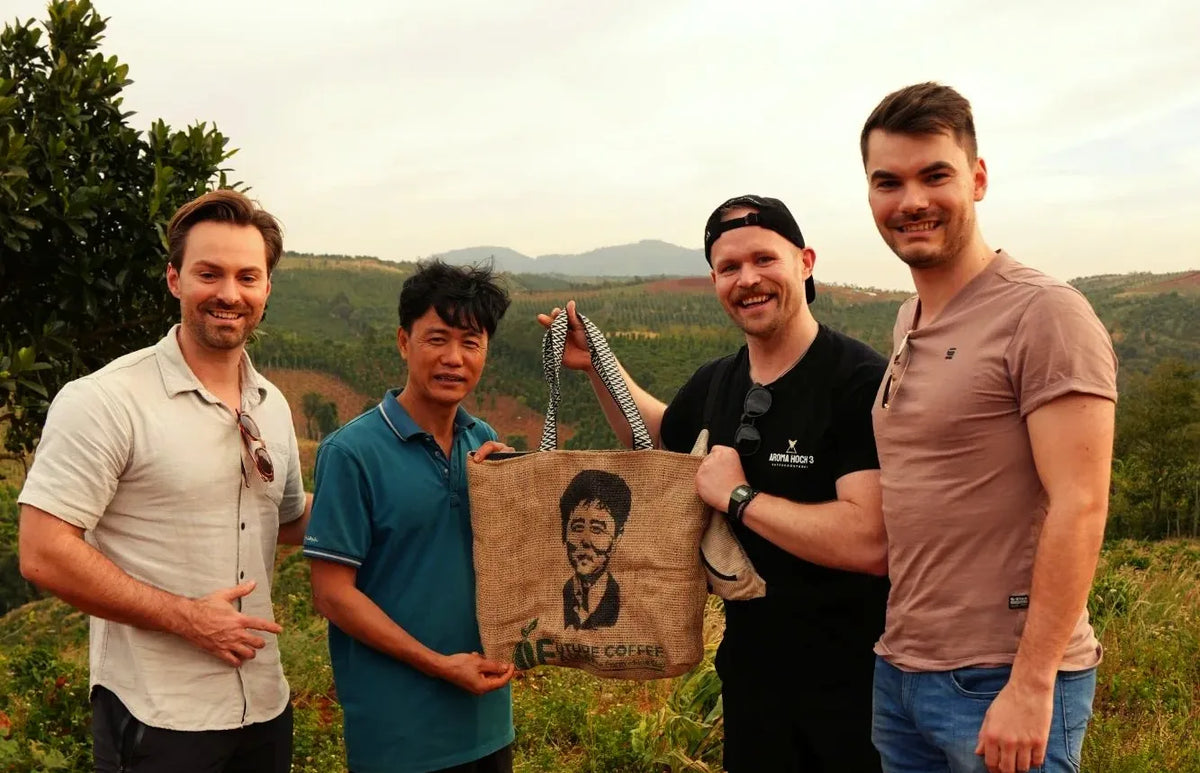 Mr. Toi Nguyen mit uns drei Röstern auf seiner Farm in Vietnam