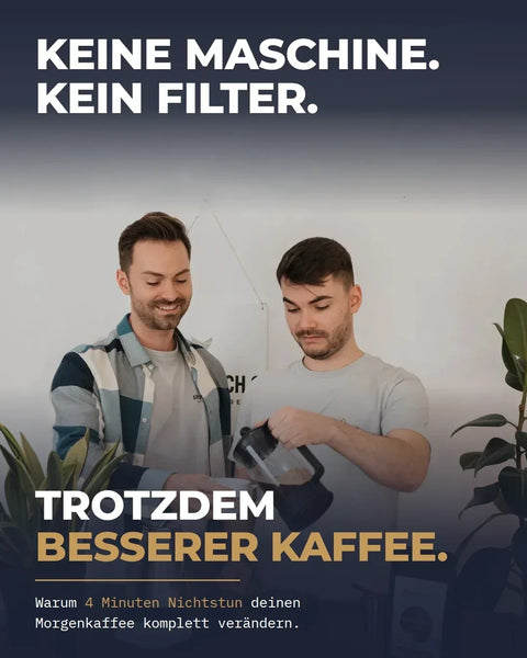 Fabian und Ferdinand von Aroma Hoch 3 bereiten Kaffee mit der French Press zu, mit dem Titel „Keine Maschine. Kein Filter. Trotzdem besserer Kaffee.“