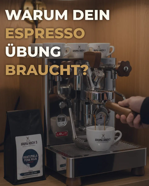 Espressomaschine mit frisch gezapftem Espresso und Kaffeepackung im Hintergrund. Textoverlay: 'Warum dein Espresso Übung braucht?' – gemütliche Café-Atmosphäre mit Holzoptik und Barista-Feeling.