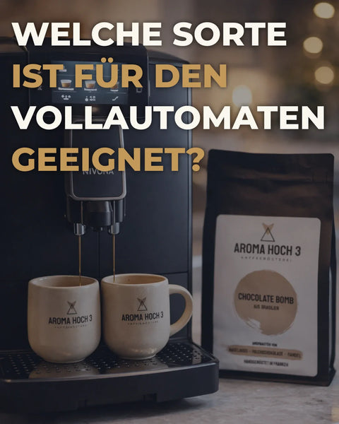 Kaffeevollautomat mit zwei Tassen frischem Kaffee und einer Packung Kaffeebohnen daneben. Gemütliche Lichtstimmung mit unscharfem Hintergrund. Textoverlay: 'Welche Sorte ist für den Vollautomaten geeignet?