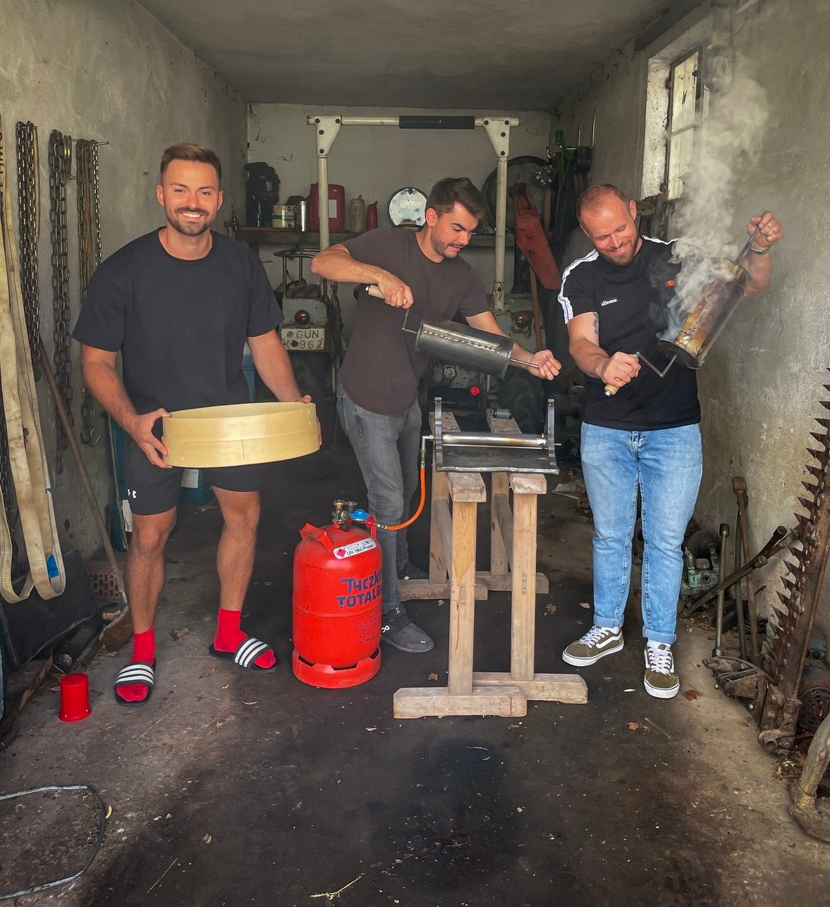 Die drei Gründer in der Garage in Obererlbach beim Rösten mit dem selbstgebauten Handröster