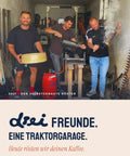 Die drei Gründer von Aroma Hoch 3 im Jahr 2021 in der Traktorgarage am selbstgebauten Röster