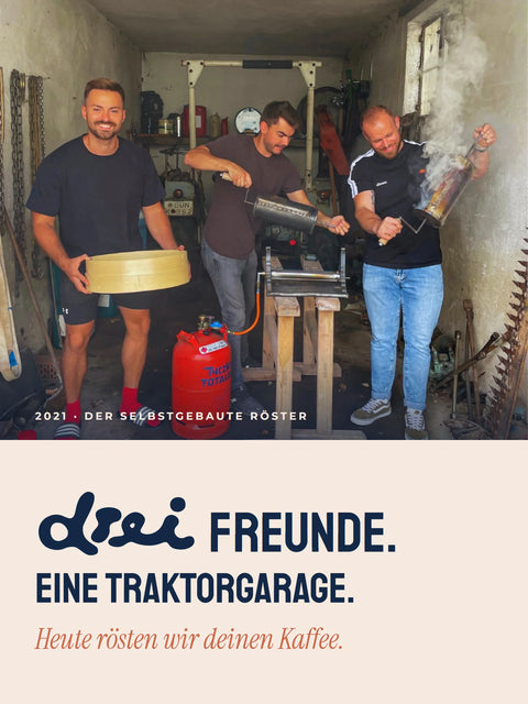 Die drei Gründer von Aroma Hoch 3 im Jahr 2021 in der Traktorgarage am selbstgebauten Röster