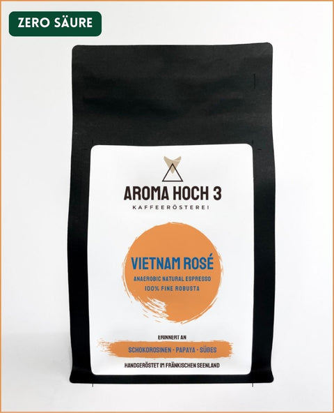 Spezialitaetenkaffee aus Vietnam mit dem Geschmacksprofil Schokorosinen, Papaya und Süßes zur Verwendung als Espresso geroestet. Die Kaffeeroestung ist ein kraeftige Röstung und optimal für den Siebtraeger, Espressokocher oder Vollautomat. Die Bohne ist 100% Fine Robusta und hat sehr viel Koffein. Aroma Hoch 3 die Spezialitaetenkaffeeroesterei aus dem Fraenkischen Seenland!