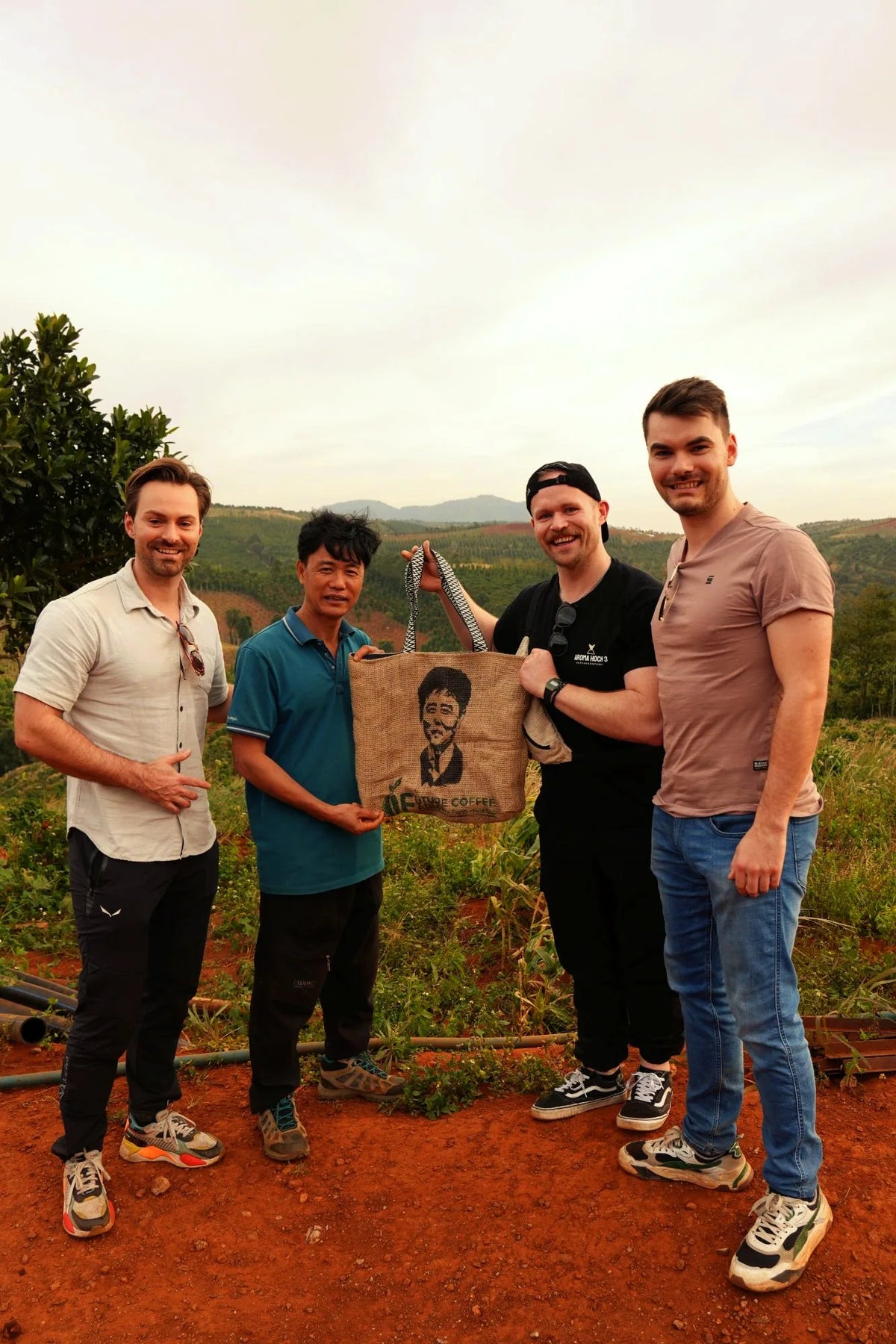 Mr. Toi Nguyen mit uns drei Röstern auf seiner Future Coffee Farm in Vietnam