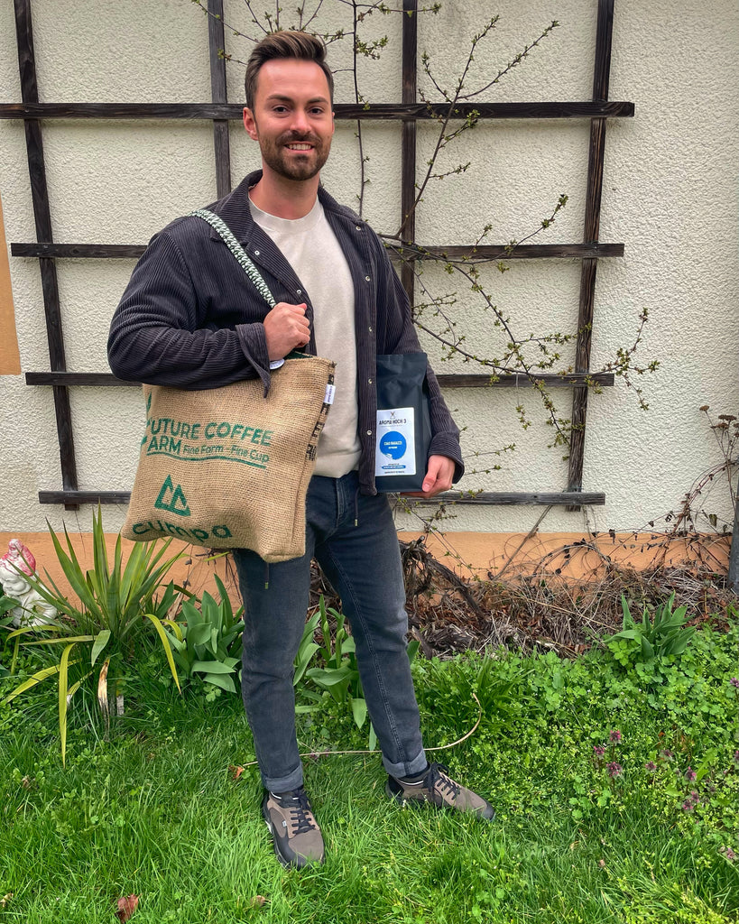 Upcycling mit Taschen aus Kaffeejutesäcken als Begleiter für deinen Alltag. Aroma Hoch 3 deine Speciality Coffee Roastery aus dem Fraenkischen Seenland / Bayern
