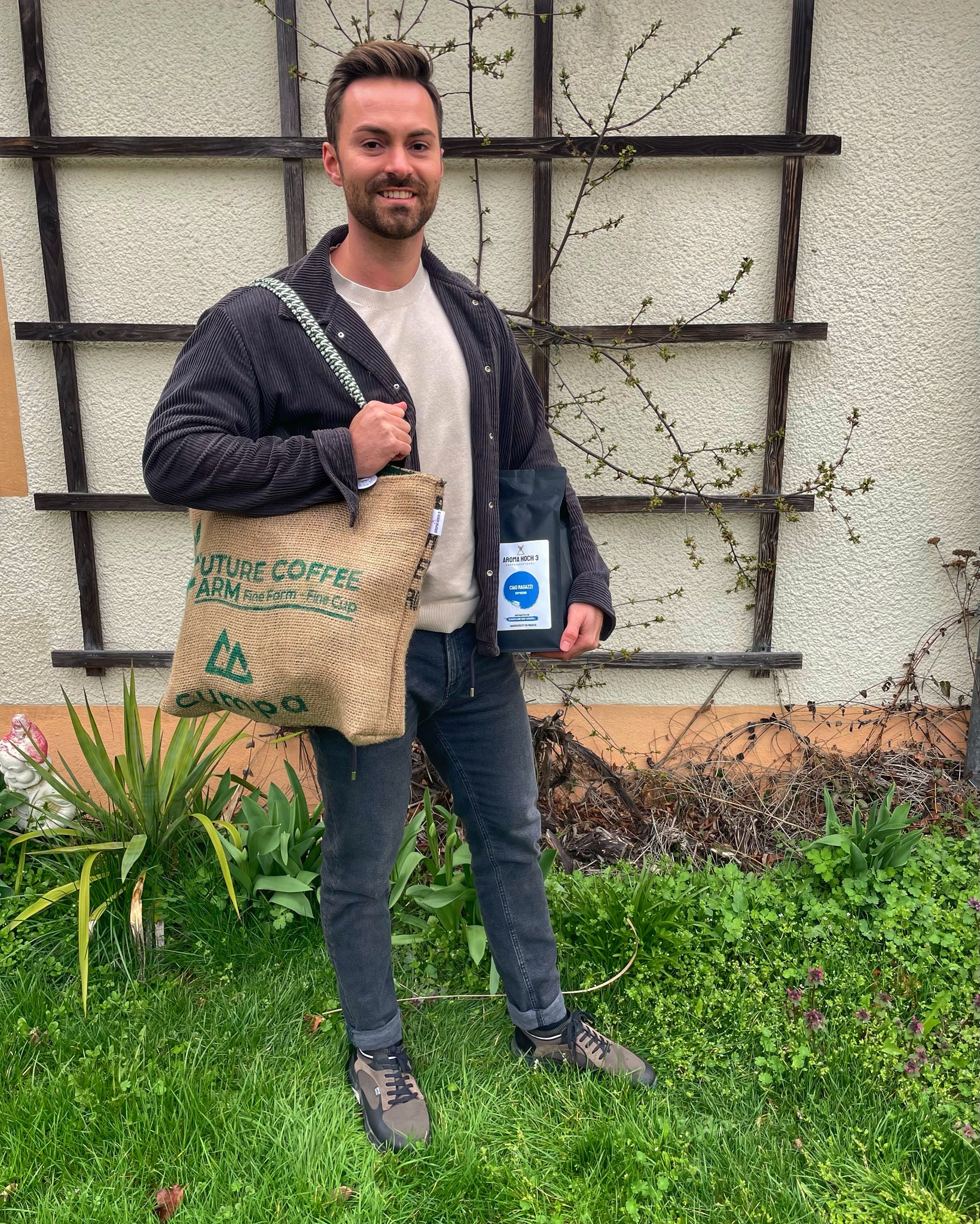Upcycling mit Taschen aus Kaffeejutesäcken als Begleiter für deinen Alltag. Aroma Hoch 3 deine Speciality Coffee Roastery aus dem Fraenkischen Seenland / Bayern