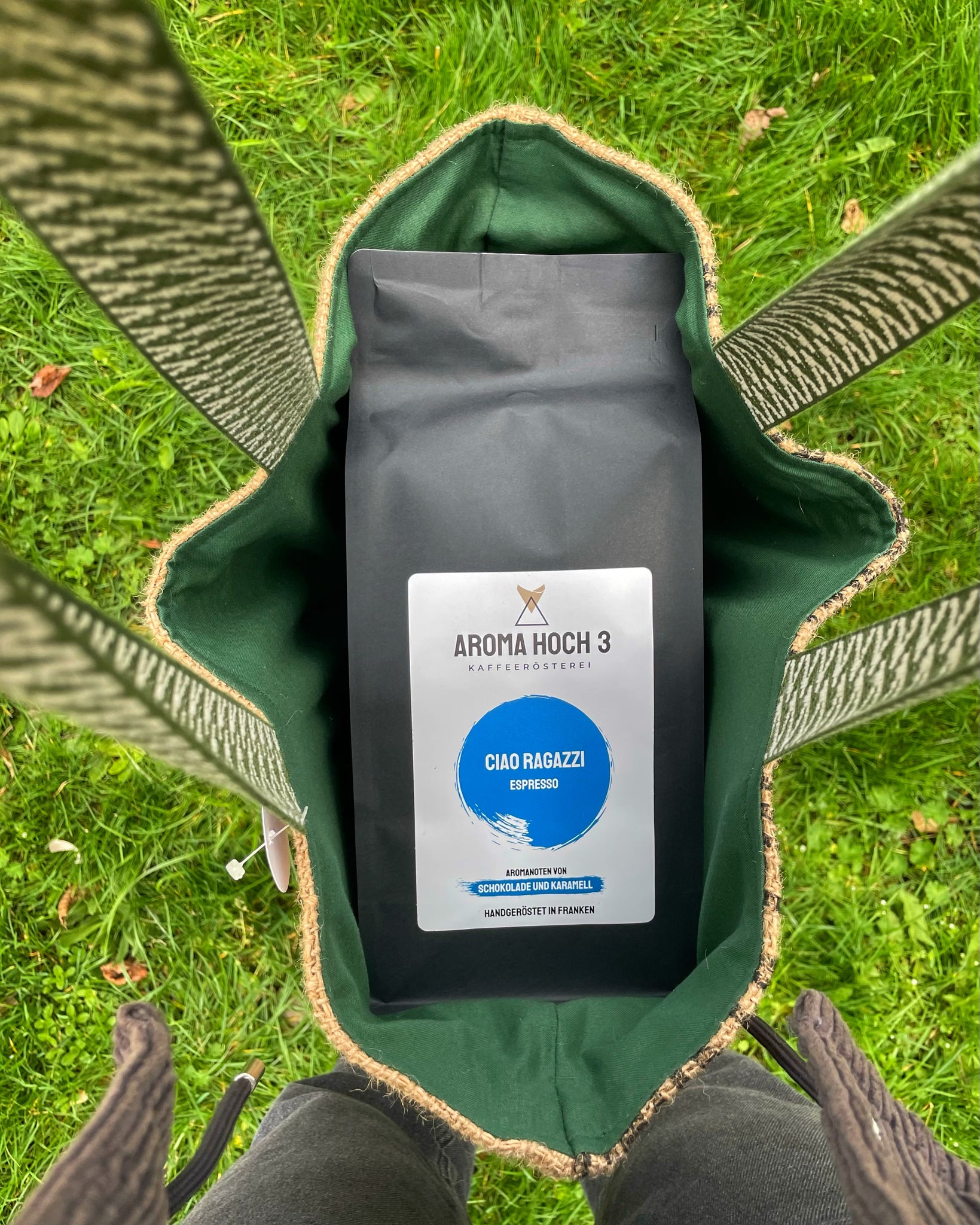 Upcycling mit Taschen aus Kaffeejutesäcken als Begleiter für deinen Alltag. Aroma Hoch 3 deine Speciality Coffee Roastery aus dem Fraenkischen Seenland / Bayern