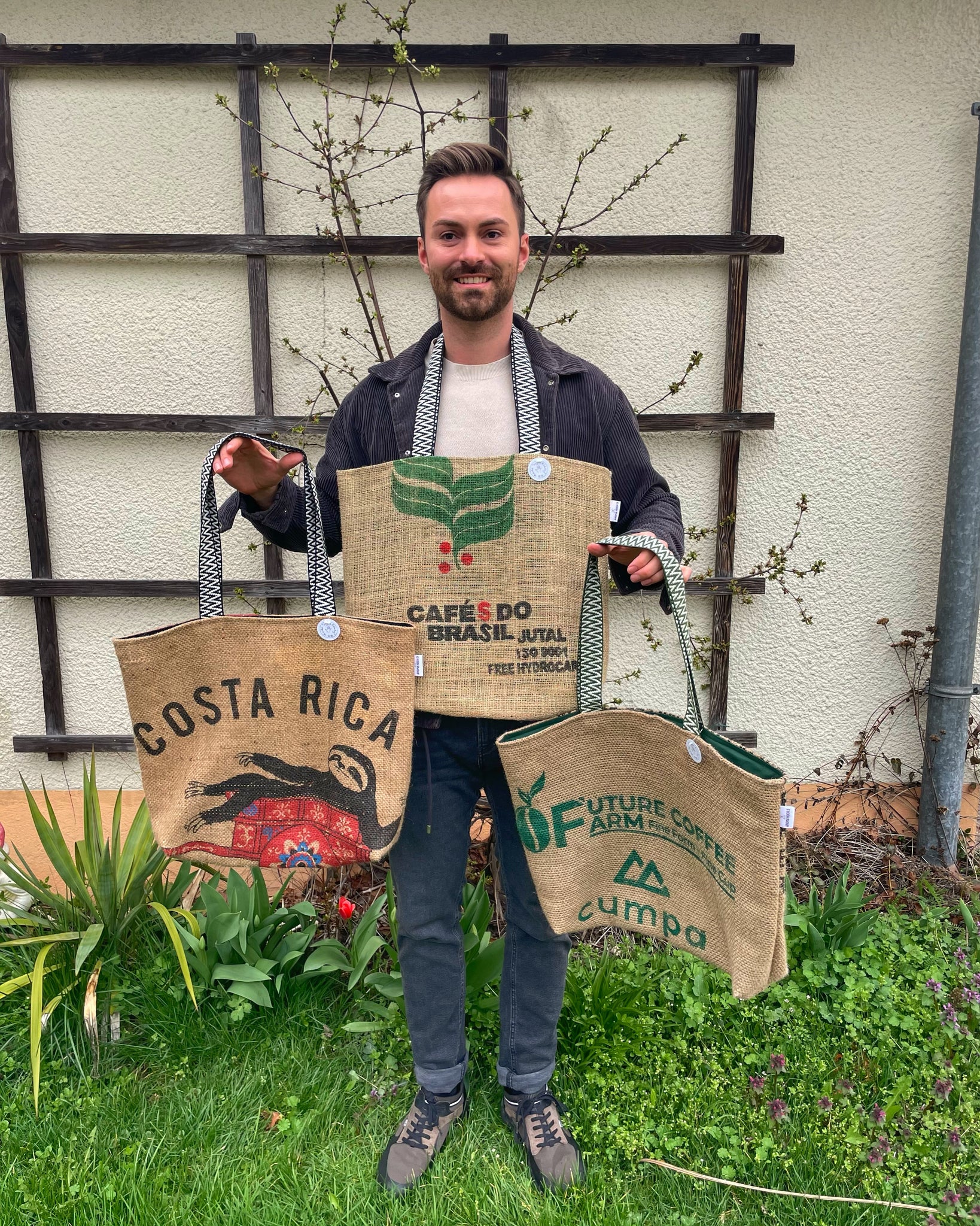 Upcycling mit Taschen aus Kaffeejutesäcken als Begleiter für deinen Alltag. Aroma Hoch 3 deine Speciality Coffee Roastery aus dem Fraenkischen Seenland / Bayern